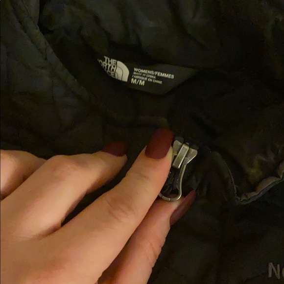 Gently used woman’s northface jacket - Picture 3 of 3